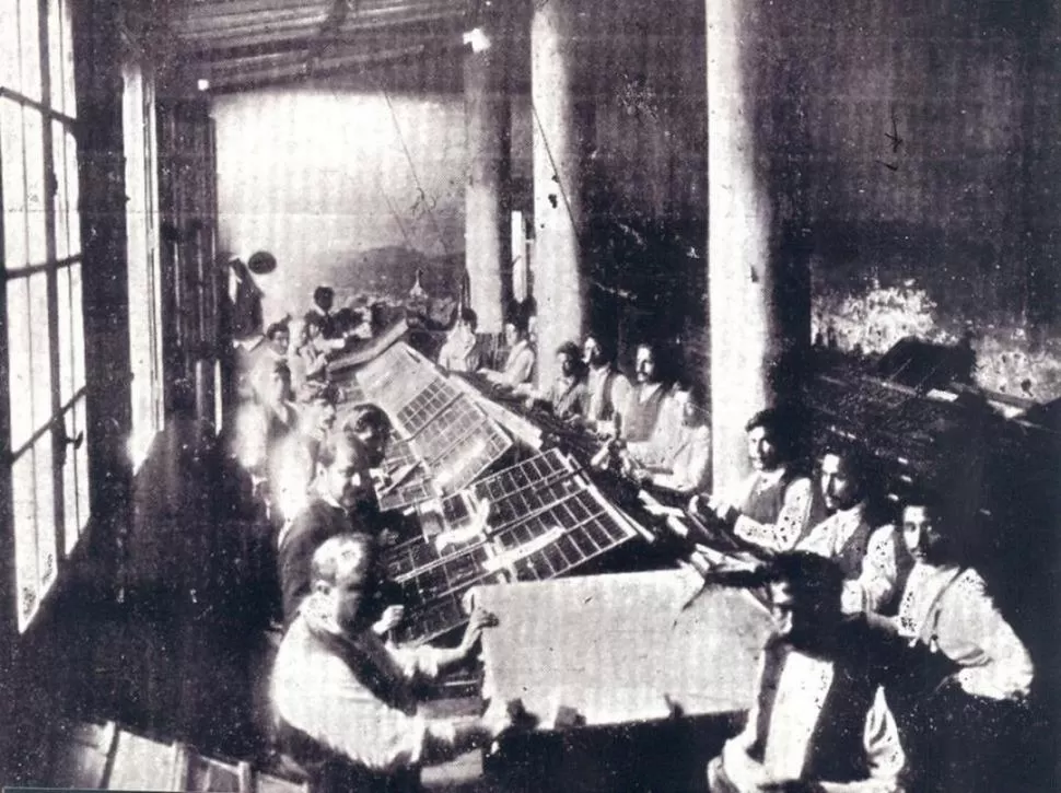 IMPRENTA A FINES DEL SIGLO XIX. Se advierten las cajas que contenían la tipografía. Aún no habían llegado las linotipos a Tucumán y cada línea de texto se armaba a mano. 