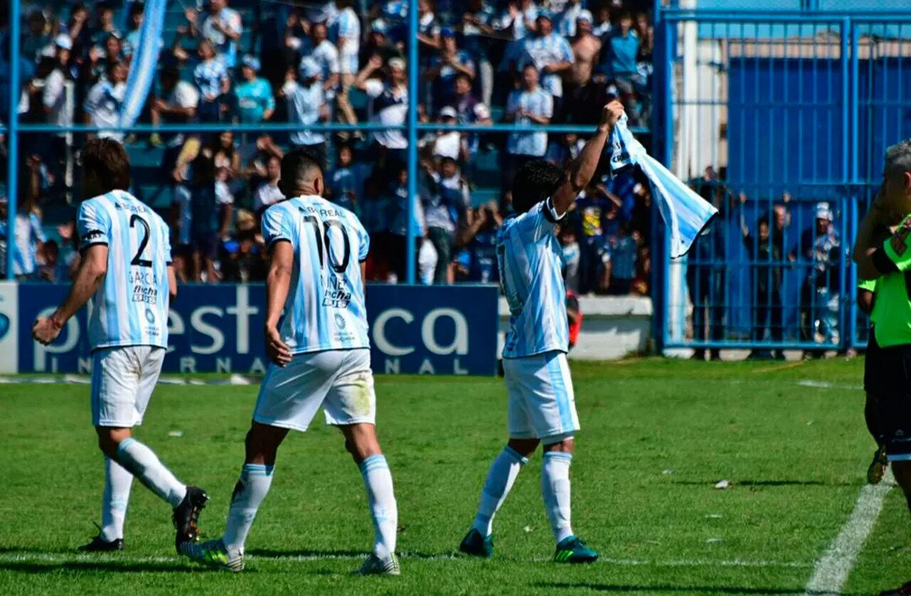 PARA EL GRINGO. El Pulga levantó la camiseta del defensor. (FOTO @ATOficial)