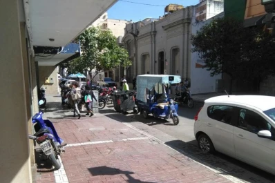 Está prohibido, pero estacionan igual