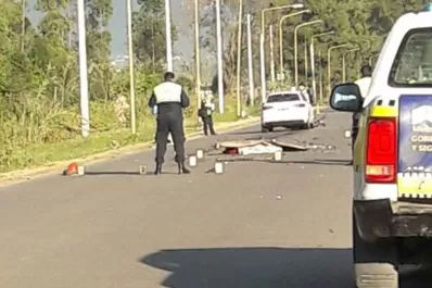 Un motociclista murió en un choque contra un auto y su vehículo fue arrastrado 40 metros