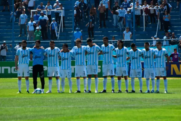 Los jugadores de Atlético jugaron con un brazalete negro en apoyo a Sbuttoni