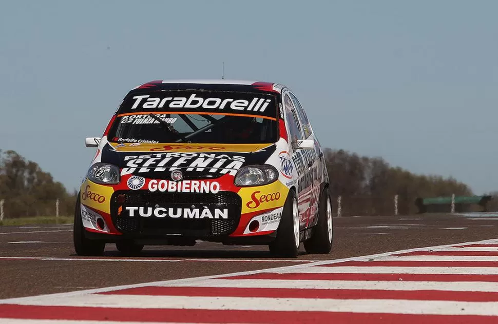 MEJORANDO. El Renault Clio de Pablo Ortega ya lleva varias fechas de evolución, algo que el piloto estana necesitando. Foto BH