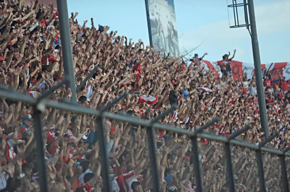 “SANTA” ILUSIÓN. San Martín debutó con un triunfo en la temporada 2017/8 de la B Nacional, y la hinchada se ilusiona con un nuevo retorno a Primera. la gaceta / foto de franco vera