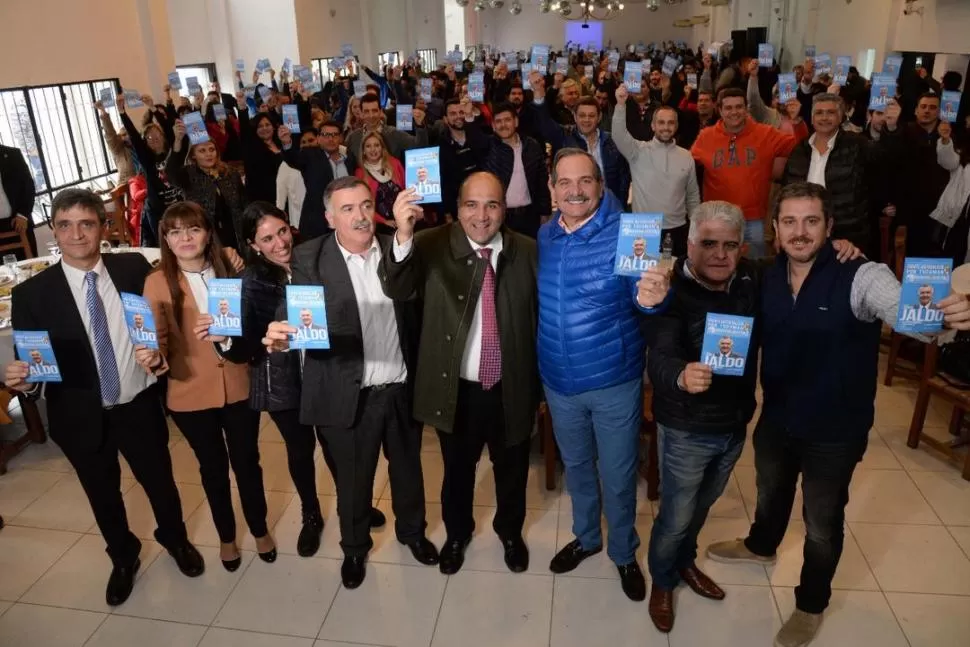 ACTO. Alperovich y Manzur acompañaron a los candidatos oficialistas. twitter @danteloza