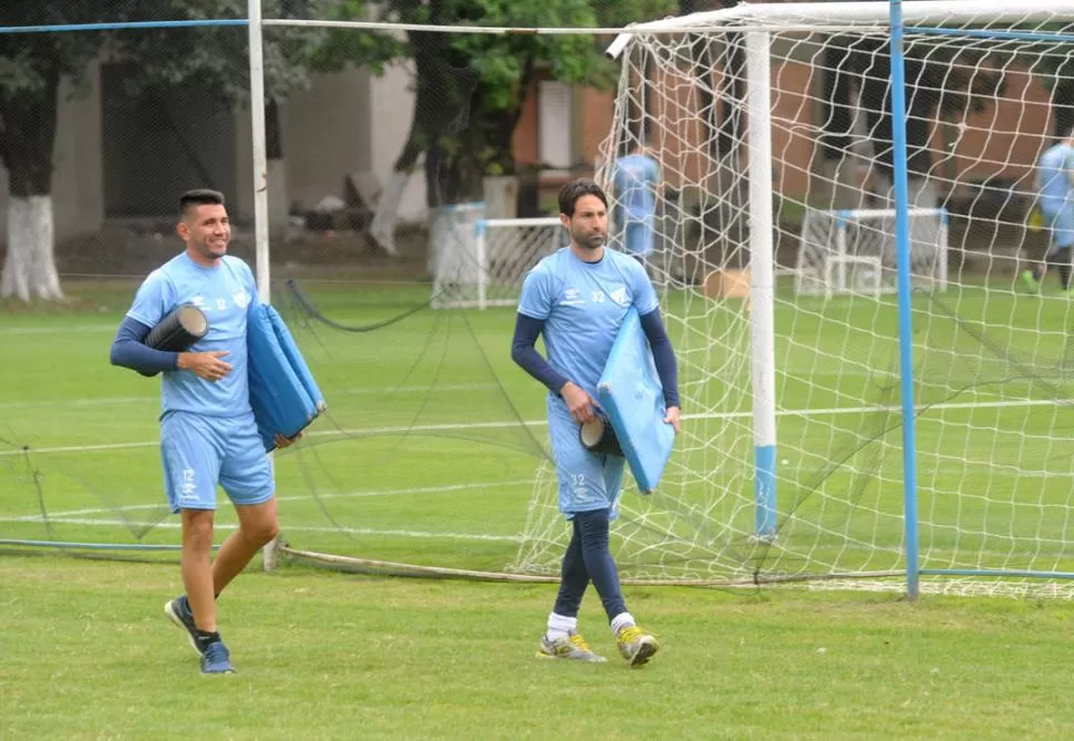 AVANZAR. Lucchetti, ídolo de un Atlético que consiguió casi todo lo que jugó con él defendiendo su arco, camina a la par de Núñez, uno de los refuerzos que quiere hacer más historia con el club. la gaceta / foto de Antonio Ferroni