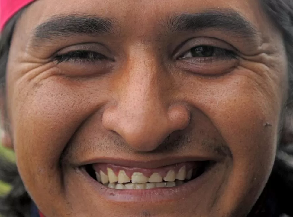 EN FAMILIA. Cuando Fernando Briceño termina de limpiar vidrios, se sube a su bicicleta y pedalea hasta su casa, en Villa Amalia. Lo esperan su mujer, su hijo y su mamá.   