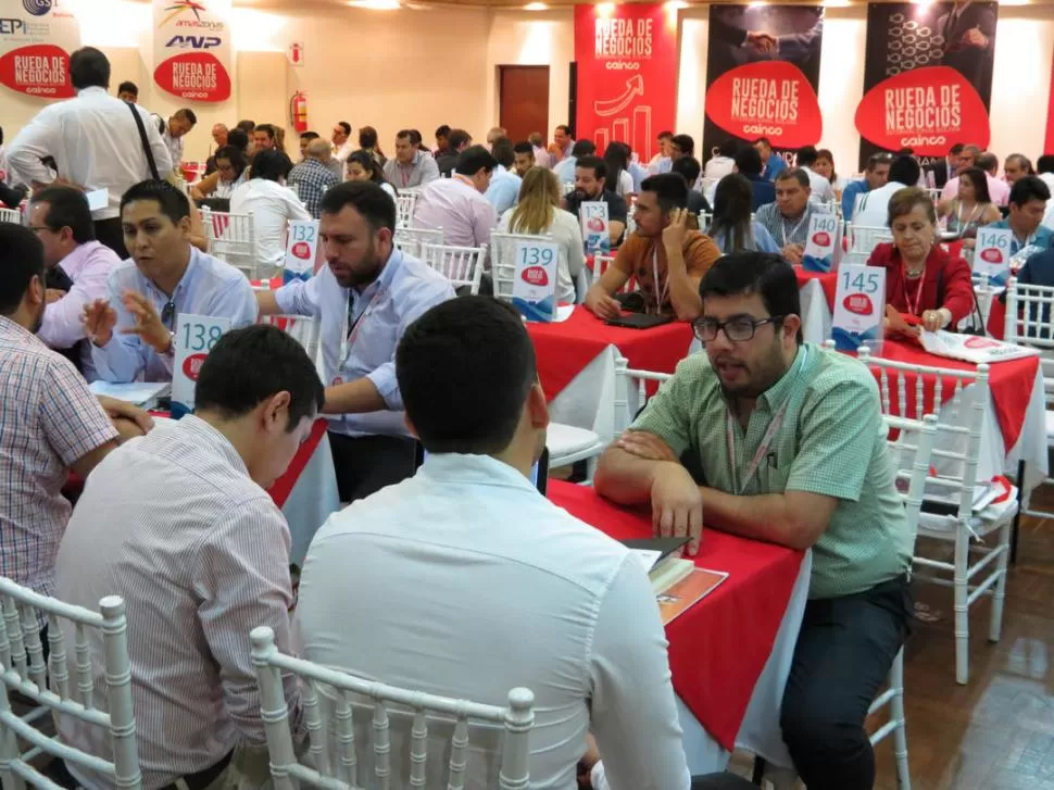 CONTACTO DIRECTO. Ejecutivos y emprendedores tienen la oportunidad de afianzar negocios en las ferias. prensa idep