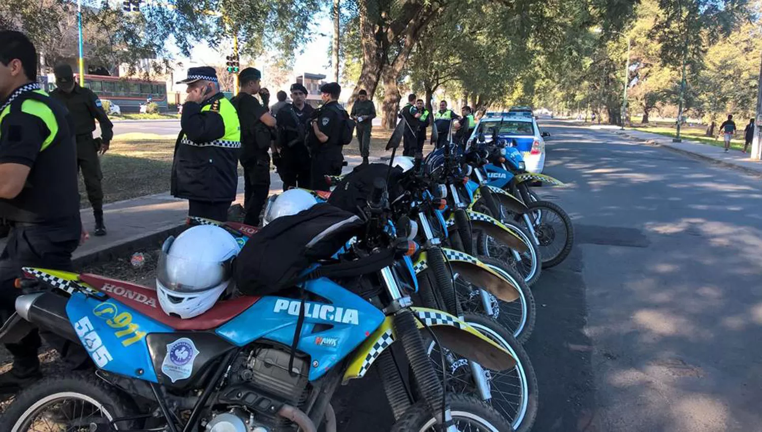 POLICÍAS. Los integrantes de la fuerza de seguridad tuvieron que intervenir en varios hechos violentos el domingo. ARCHVO