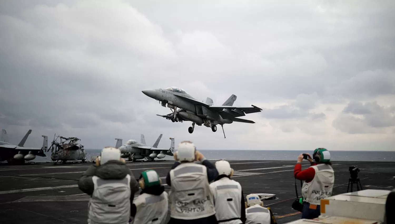 BOMBARDERO. Un avión despega de un portaviones de Estados Unidos. FOTO TOMADA DE EL ESPAÑOL