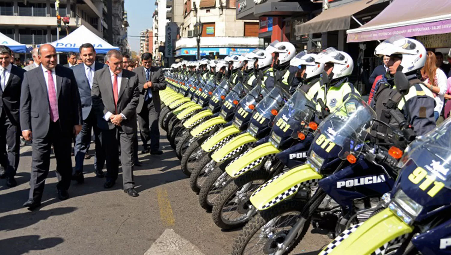 EN LA PLAZA INDEPENDENCIA. Las autoridades de la Provincia, durante el acto de entrega de vehículos y equipos a la Policía. FOTO TOMADA DE COMUNICACIONTUCUMAN.GOB.AR