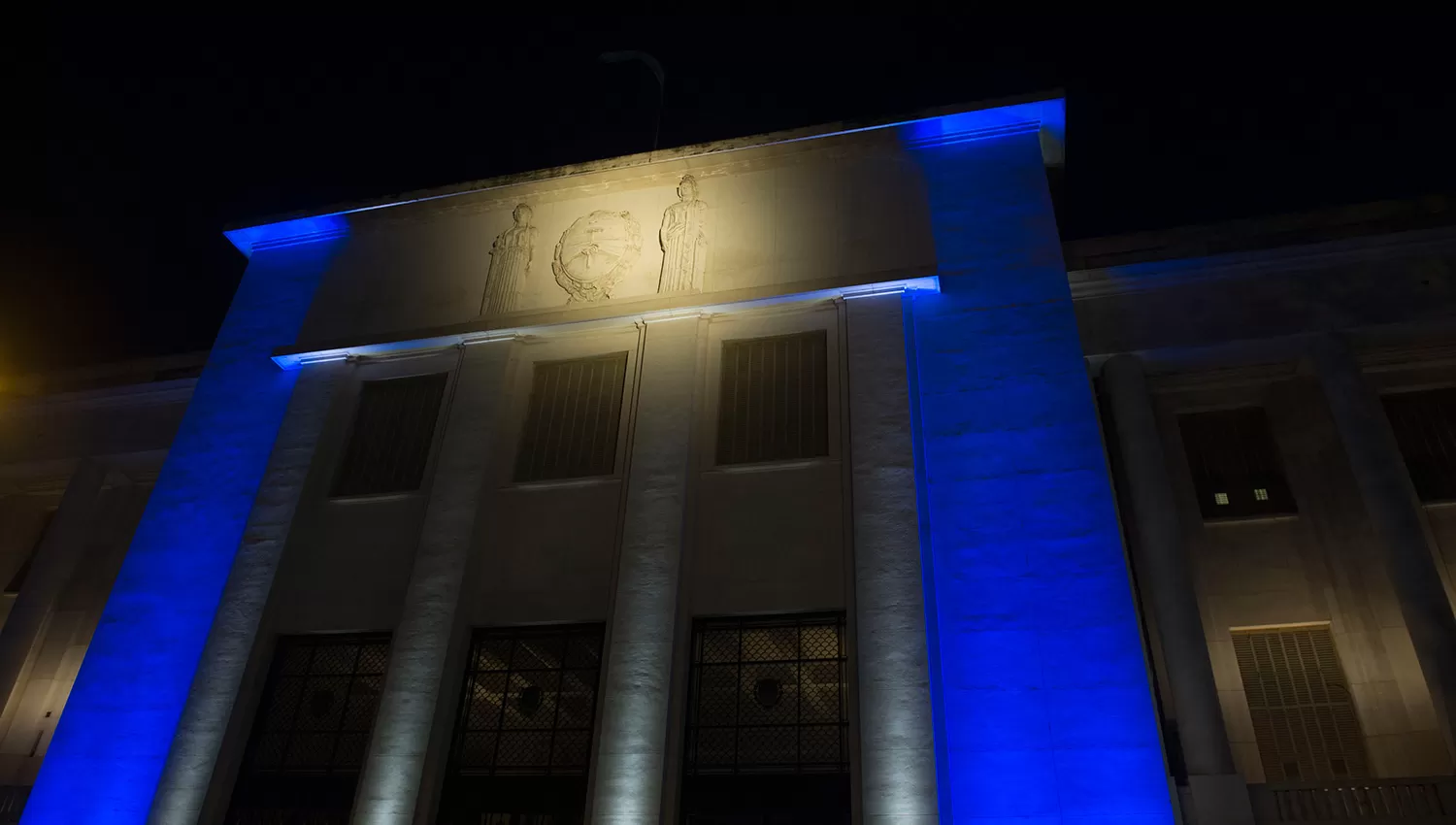 IMPONTENTE. El edificio quedó completamente renovado con la nueva iluminación. LA GACETA/FOTO DE DIEGO ARÁOZ