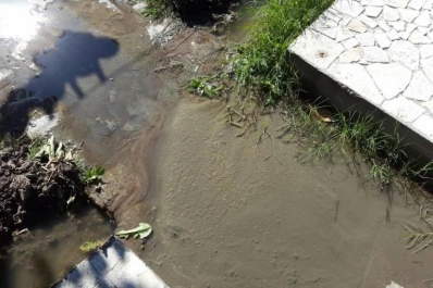 Tiene un estanque de aguas servidas en el fondo