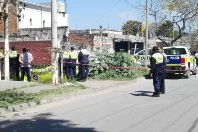 Lo arrinconaron contra un garage, lo acribillaron a balazos y se escaparon