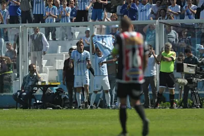 Un Atlético muy errático zafó de la derrota gracias al Pulguita