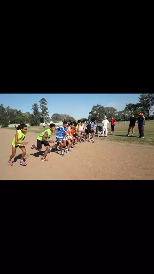 ¡LARGARON! La prueba de 800 metros contó con un nutrido grupo de atletas.  