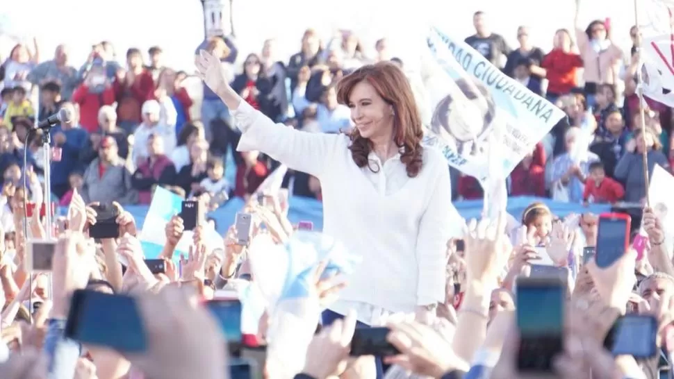 CRISTINA, DE NUEVO AL RUEDO. La candidata a senadora nacional por Unidad Ciudadana encabezó ayer un acto en el partido de Florencio Varela. twitter / @CFKArgentina