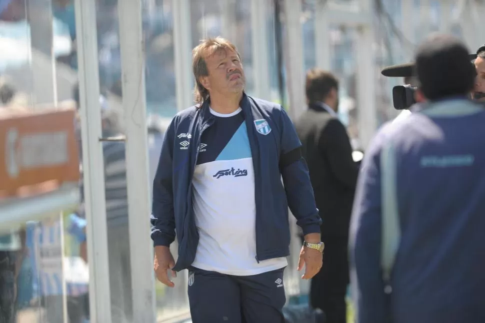 MIRADA ASCENDENTE. Zielinski observa el cielo durante el partido ante Chacarita. la gaceta / foto de franco vera