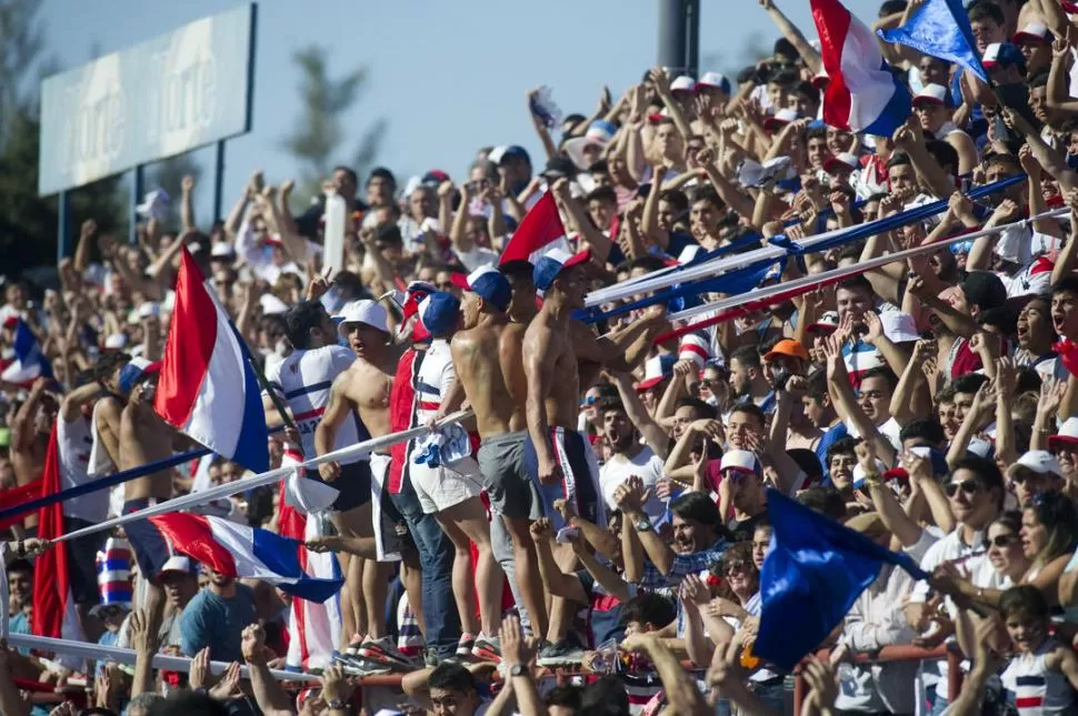 A PLENO. La tribuna de Natación y Gimnasia explotaba. El sol la cubría en su totalidad y provocó que varios simpatizantes se sacaran las remeras por la alta temperatura. la gaceta / fotos de diego aráoz