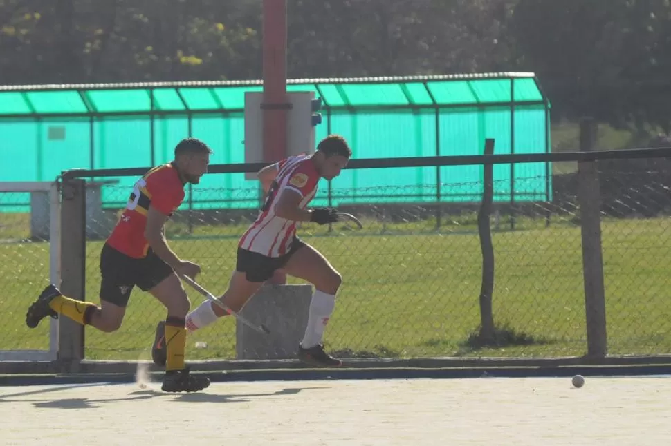 AL ATAQUE. Juan Palacio, de San Martín, va en busca de la bocha seguido por el defensor Montivero que parece no llegar. la gaceta / foto de Analía Jaramillo