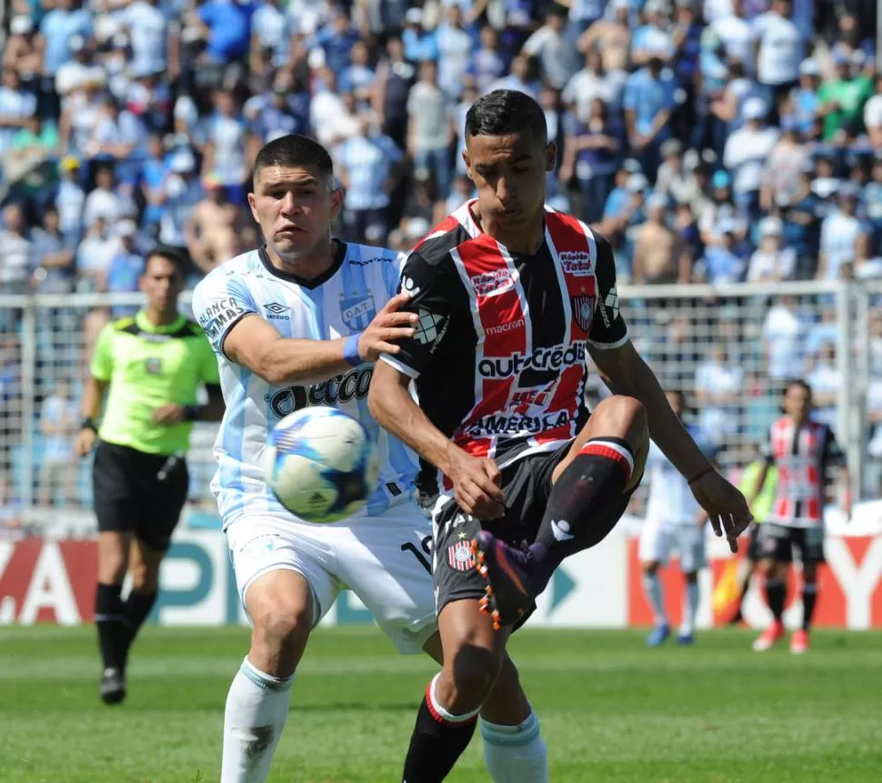 NO PUDO SER. Un jugador de Chacarita despeja la pelota ante el acoso de Barbona; el “Decano” tuvo chances para ganarlo. la gaceta / foto de hector peralta