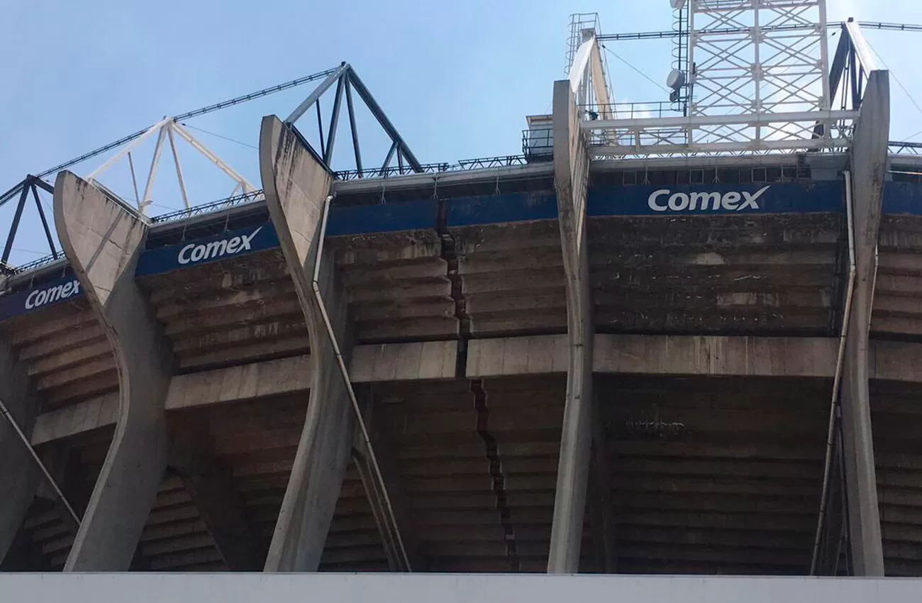 ESTADIO AZTECA. Grieta. (FOTO TOMADA DE TWITTER)