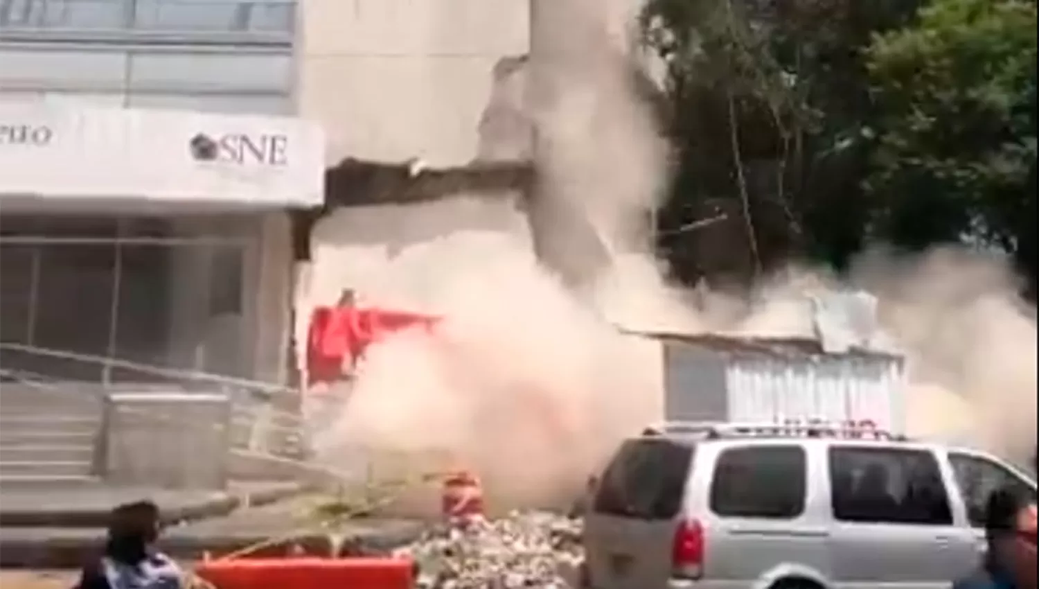 Parte de un edificio se desplomó por el fuerte temblor.