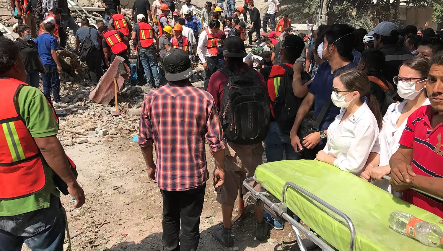 Paramédicos trabajan en las zonas de desastre. FOTO DE REUTERS. 