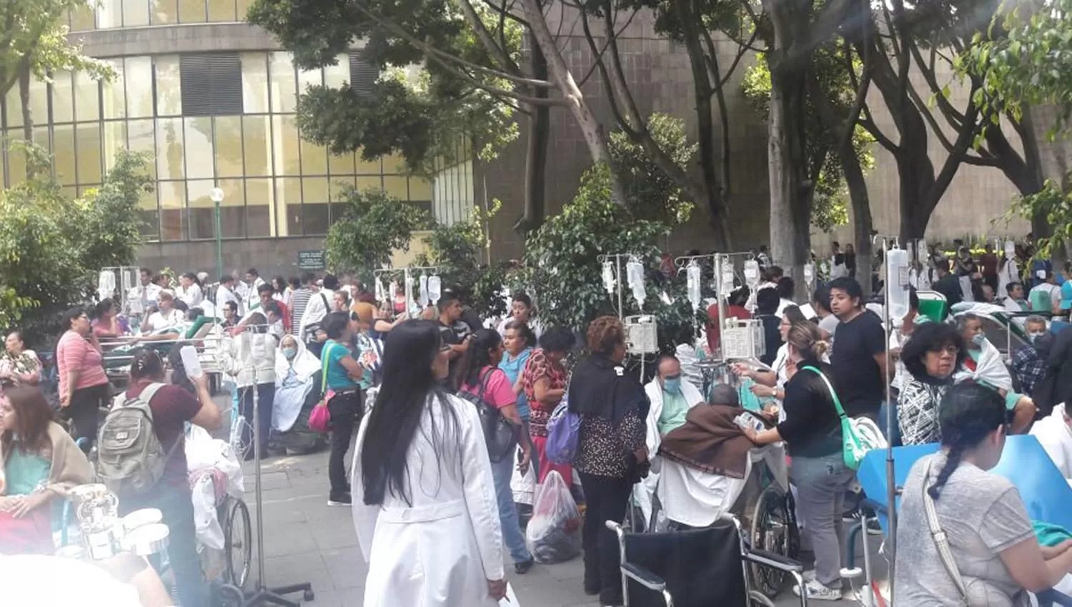 Se establecieron centros médicos en los espacios públicos. FOTO DE REUTERS. 