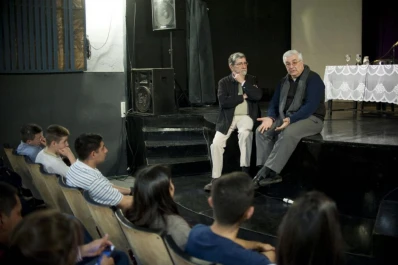 El padre Carlos Sánchez pidió a los jóvenes que se miren más a los ojos y menos el celular