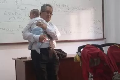 Dio clases en una universidad tucumana con los hijos de su alumna en brazos
