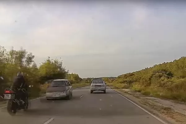 Video: un motociclista murió en un impactante choque frontal
