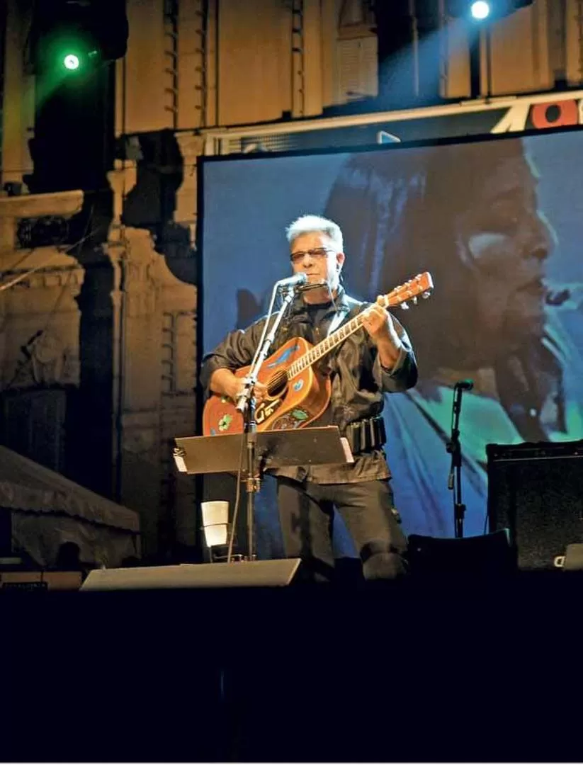 EN TUCUMÁN. León Gieco cantó el día de la muerte de Mercedes Sosa. 
