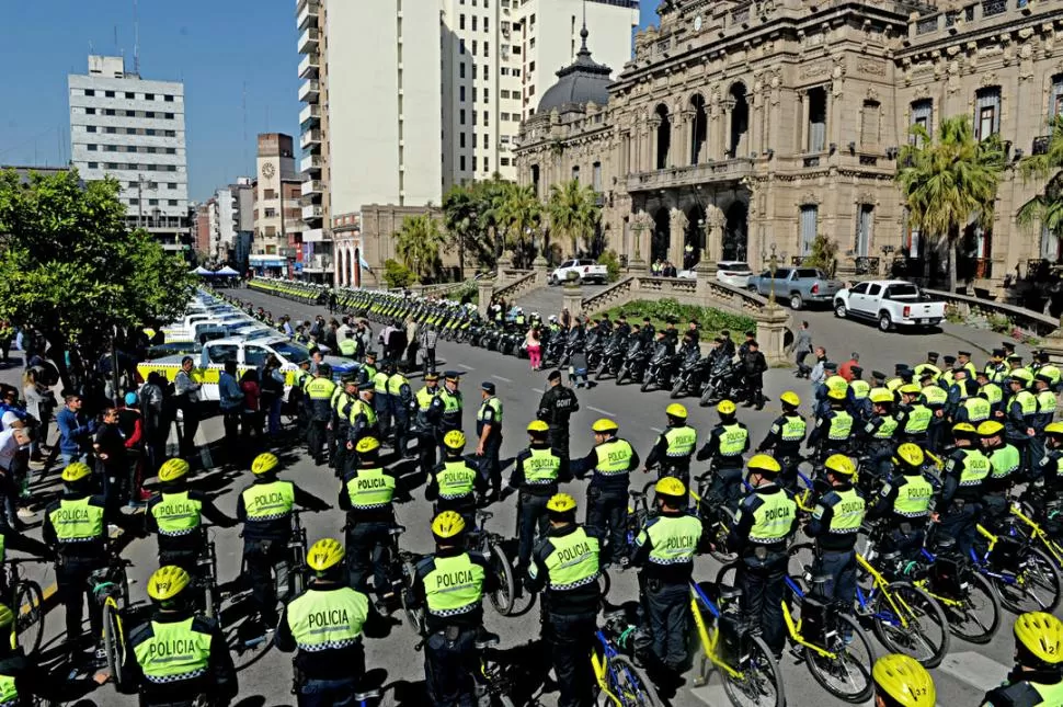 CEREMONIA. Los uniformados, reunidos frente a la Casa de Gobierno para la entrega de vehículos, recibieron capacitación para el uso de los móviles. la gaceta / foto de franco vera