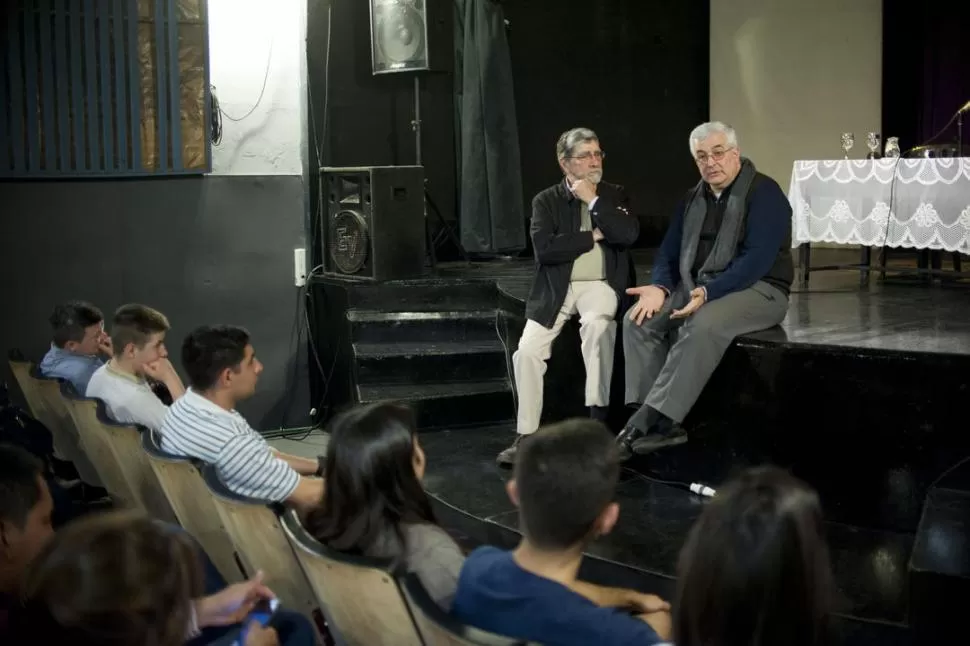 DIÁLOGO. El padre Carlos Sánchez, arzobispo electo, junto a Juan Quintero, titular del Círculo de la Prensa. LA GACETA / FOTO DE INÉS QUINTEROS ORIO.-