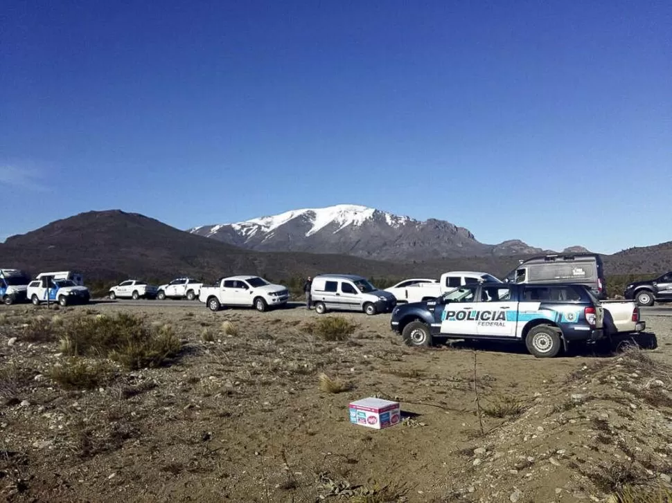 LA BÚSQUEDA. Equipamiento y vehículos de infantería ingresaron a la comunidad Resistencia en Cushamen, en el noroeste de la provincia de Chubut. telam