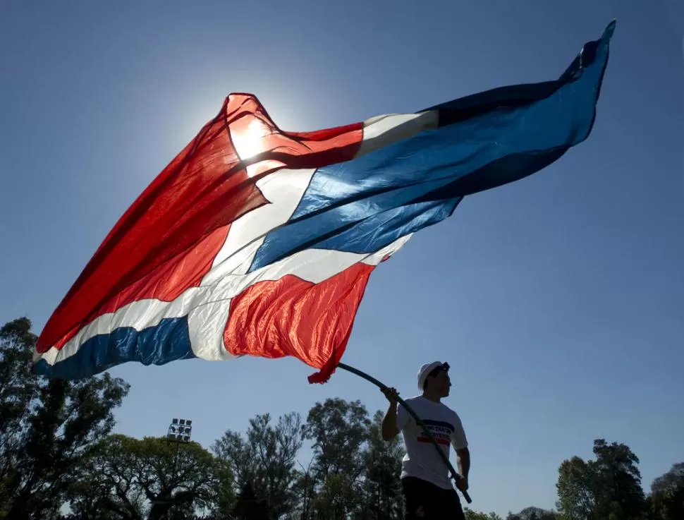 COLORES AL VIENTO. Banderas blancas, rojas y azules ondearon por todas partes. la gaceta / foto de diego aráoz