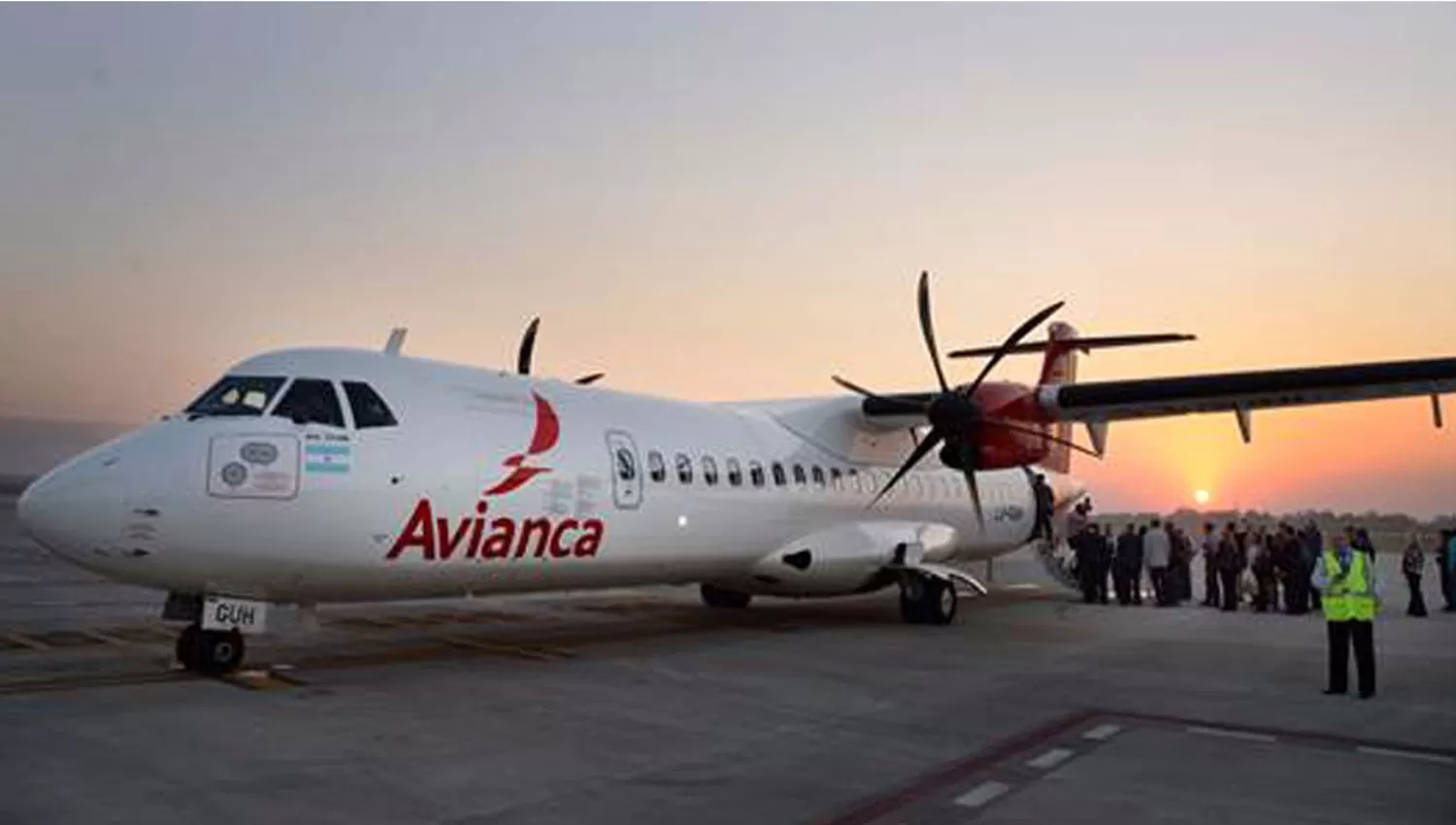 EL AVIÓN. La aeronave de Avianca, antes de despegar en Tucumán. GENTILEZA GOBIERNO DE TUCUMÁN