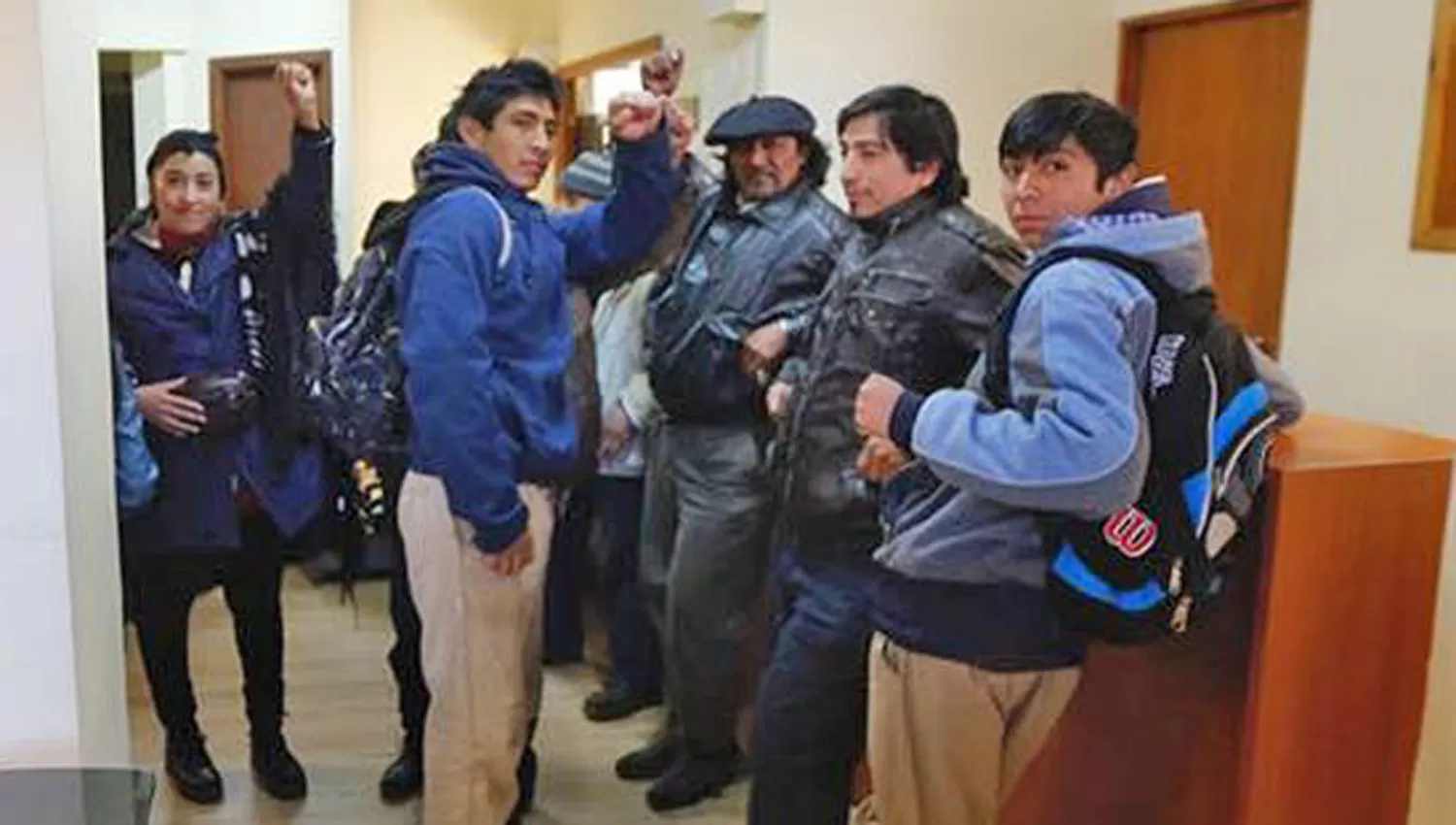 EN EL JUZGADO. Los mapuches, en las oficinas de Otranto. FOTO TOMADA DE LA NACIÓN