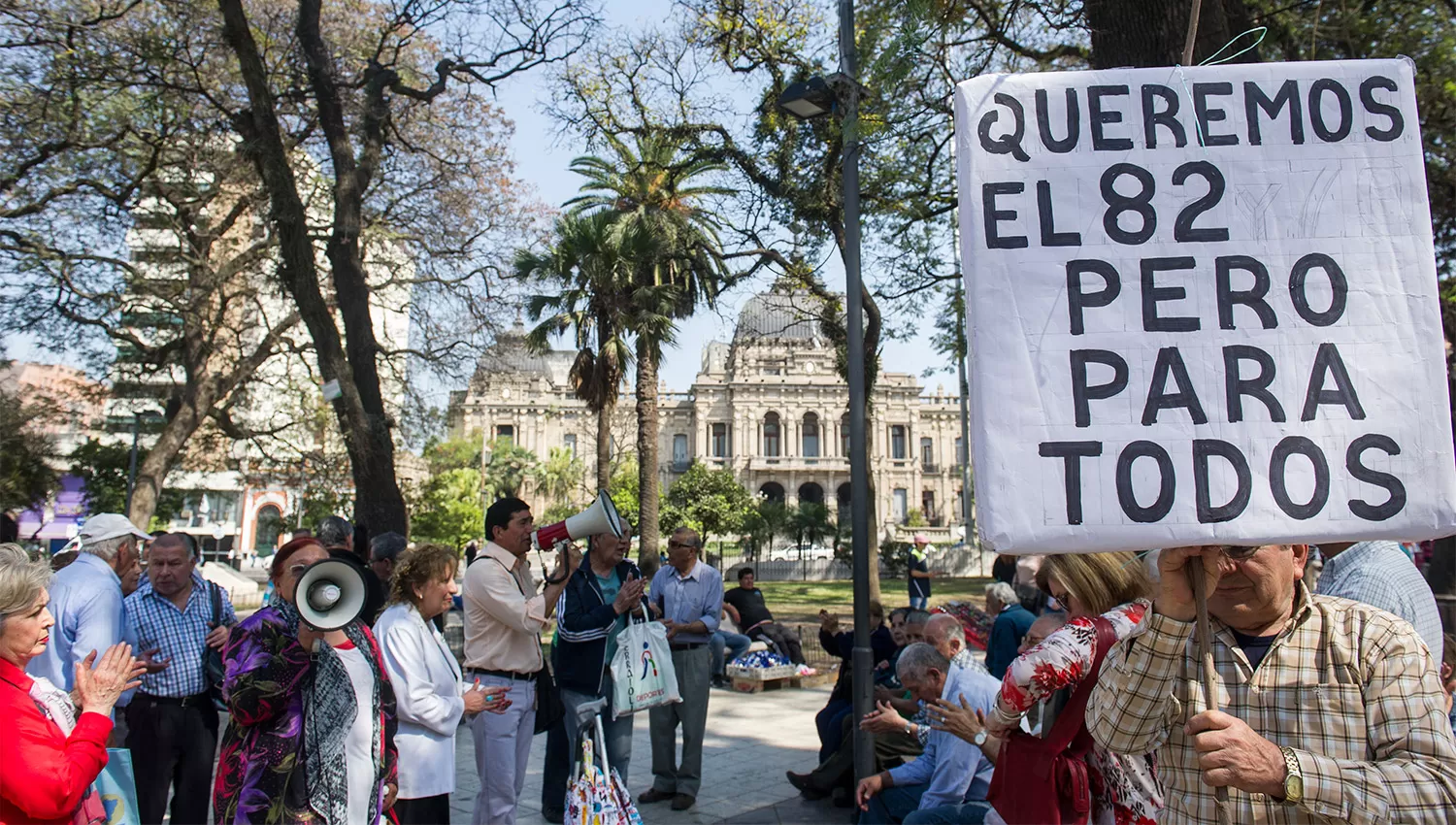 EN LA PLAZA. A pesar de la recomposición, los jubilados transferidos exigen el 82%. LA GACETA / FOTO DE JORGE OLMOS SGROSSO