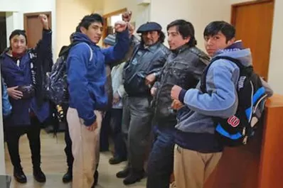 Caso Maldonado: mapuches toman el juzgado federal de Esquel y piden la renuncia de Otranto