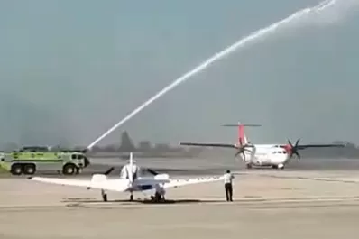 Video: la bienvenida con un arco de agua al primer avión de Avianca que llegó a Tucumán