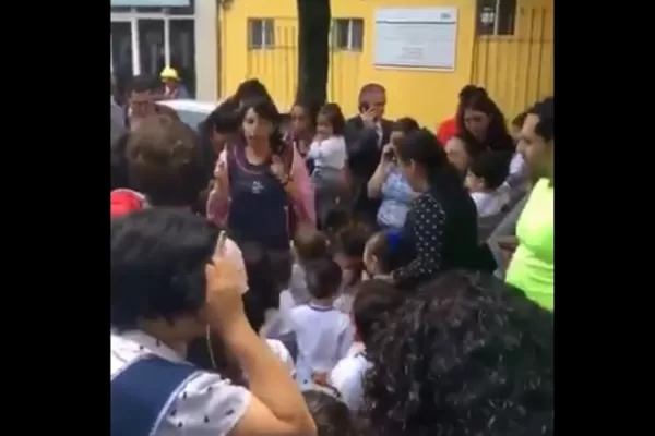 Conmovedor: las maestras les cantaron a los chicos para calmarlos durante el terremoto en México