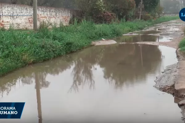 Pérdidas de líquidos cloacales, un problema de nunca acabar en las calles tucumanas