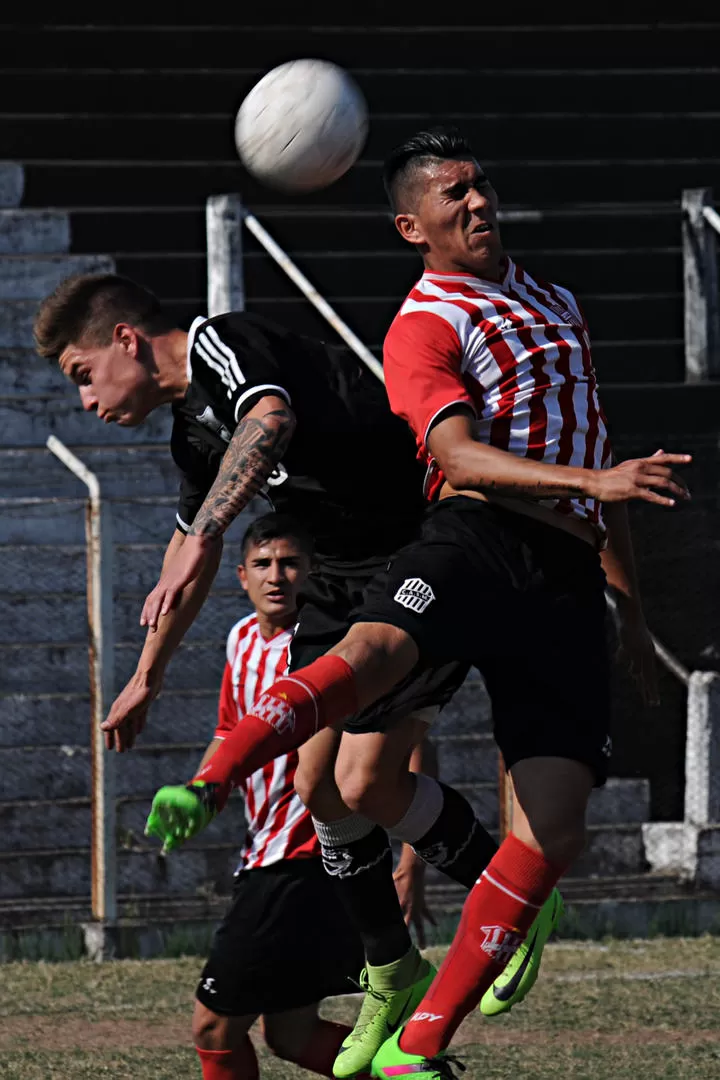 ACA MANDO YO. Leonel Yapura, de San Martín, y José Palacios, de Central Norte, disputan la pelota en las alturas.  la gaceta / foto de josé nuno