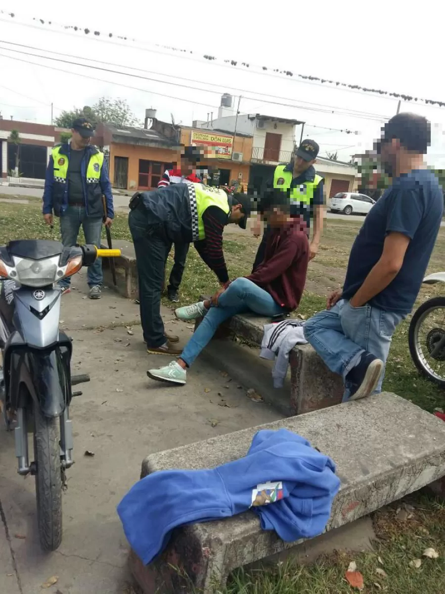 ATRAPADOS. Uno de los operativos en que la Digedrop encontró a jóvenes con droga en un paseo público. 