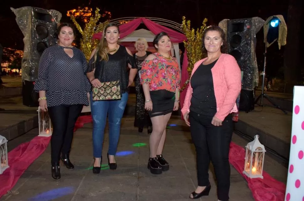 PASARELA. Modelos e integrantes de Mumalá con prendas de “talles reales”.  