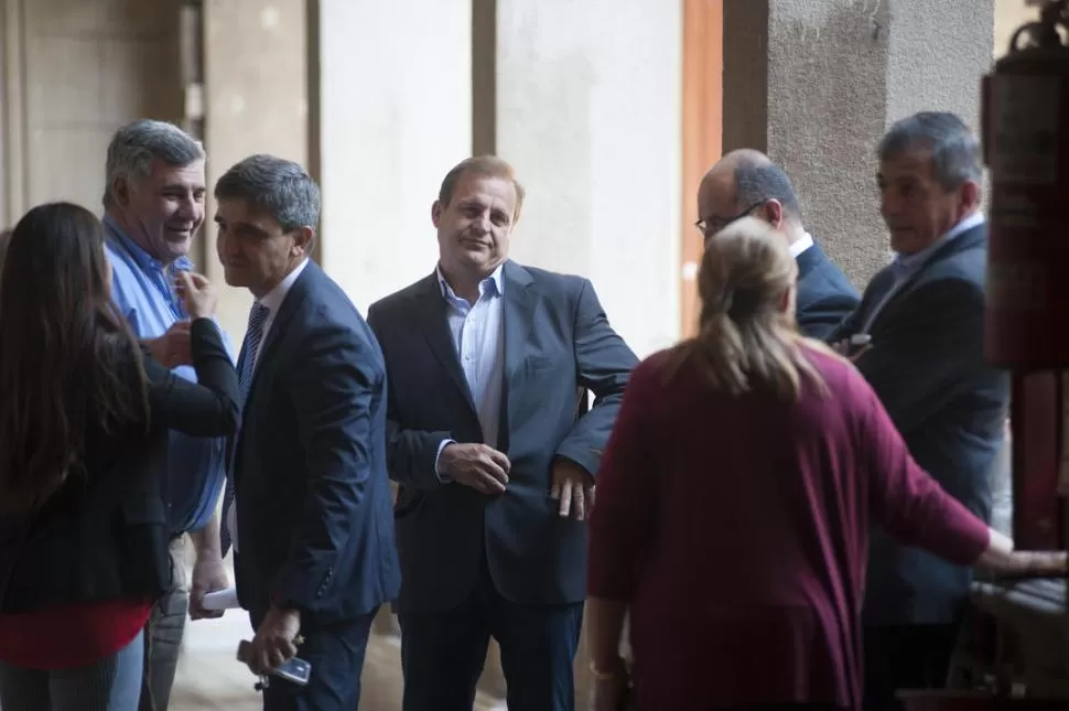 EN CASA DE GOBIERNO. Legisladores y funcionarios que representan a la sección electoral Capital recibieron ayer directivas de Manzur y de Jaldo. la gaceta / foto de DIEGO ARAOZ