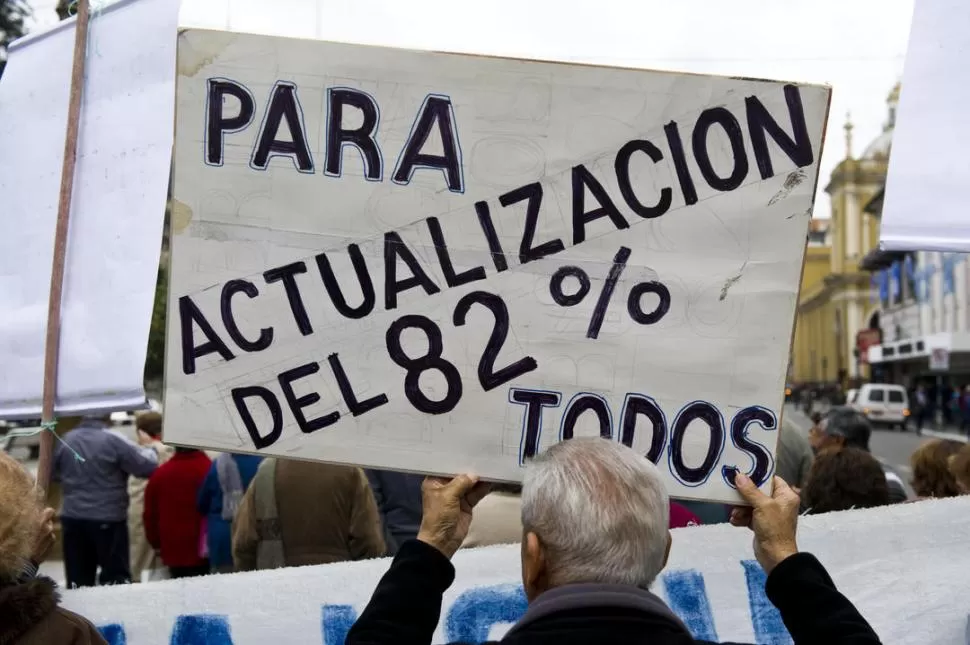 LUCHA POR LA MOVILIDAD. “No es lo óptimo, pero se acerca bastante a lo que pedimos”, dicen jubilados. LA GACETA / FOTO DE JORGE OLMOS SGROSSO (ARCHIVO)