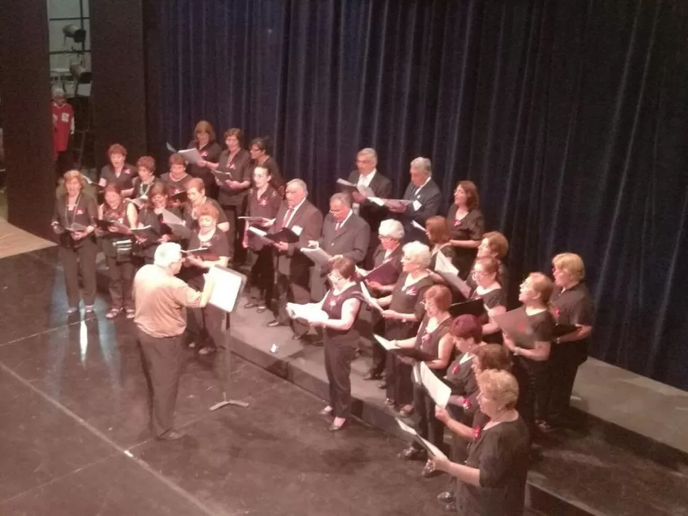A CANTAR. Los adultos mayores de Aguilares se reúnen en el coro AMAT. AMAT-