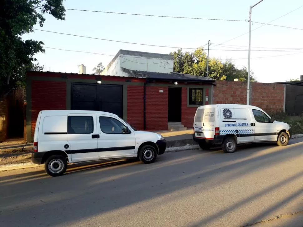 EN ACCIÓN. La PSA, en uno de los nueve allanamientos que concretó ayer.  